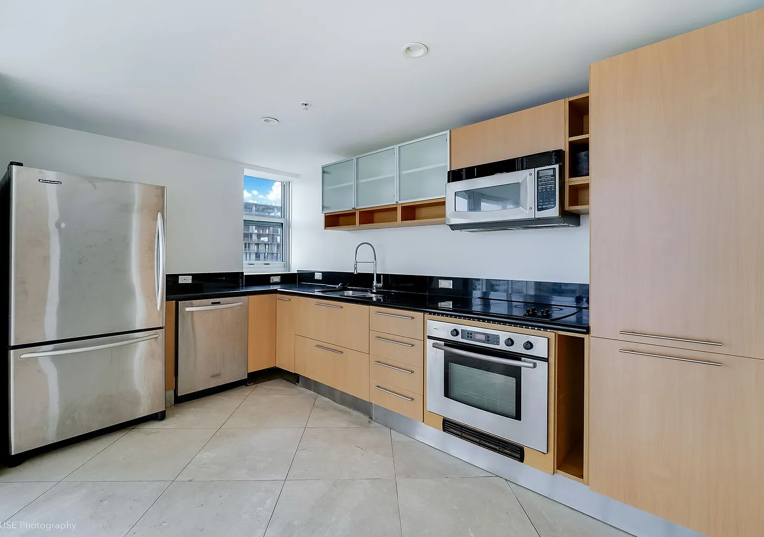 Spacious 3-Bedroom Bayfront Residence in North Bay Village — Photo 4