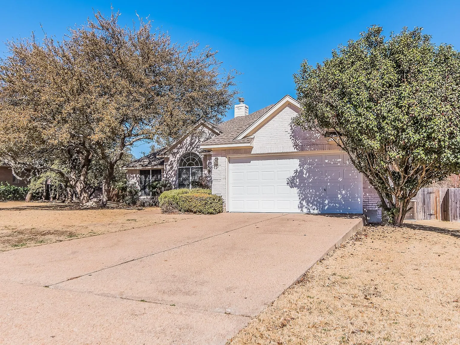 4 bed, 2.0 bath, 2367 sqft, $2,425 — Photo 2