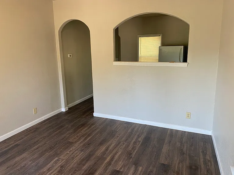 209 E Washington St — Photo 2