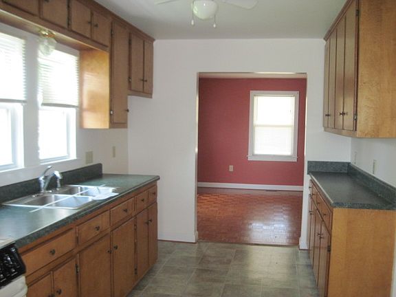 2nd image of 150 E 9th St