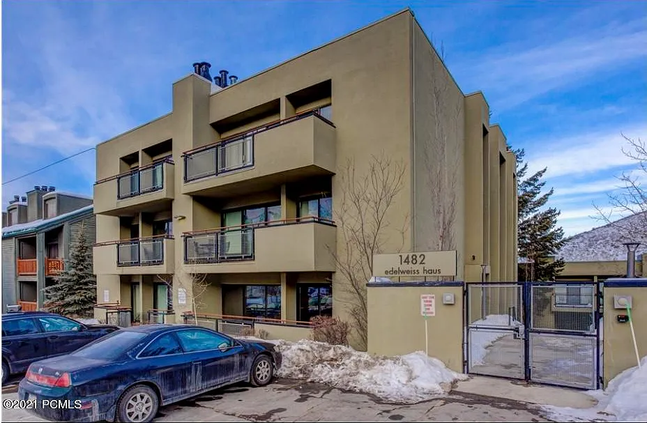 2 bed, 825 sqft, $2,400 — Photo 2