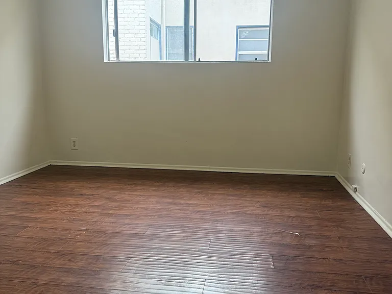 1025 N Mariposa Ave #8 — Photo 9