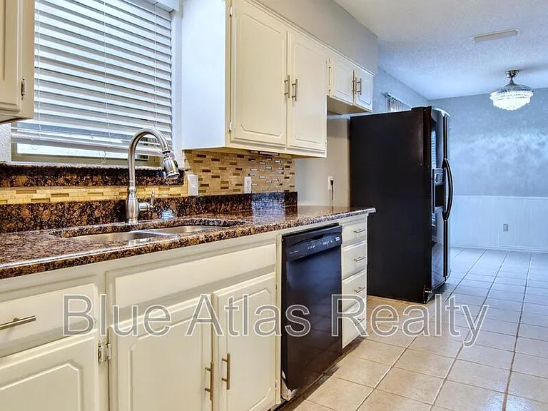 2935 Potomac Ave — Photo 6