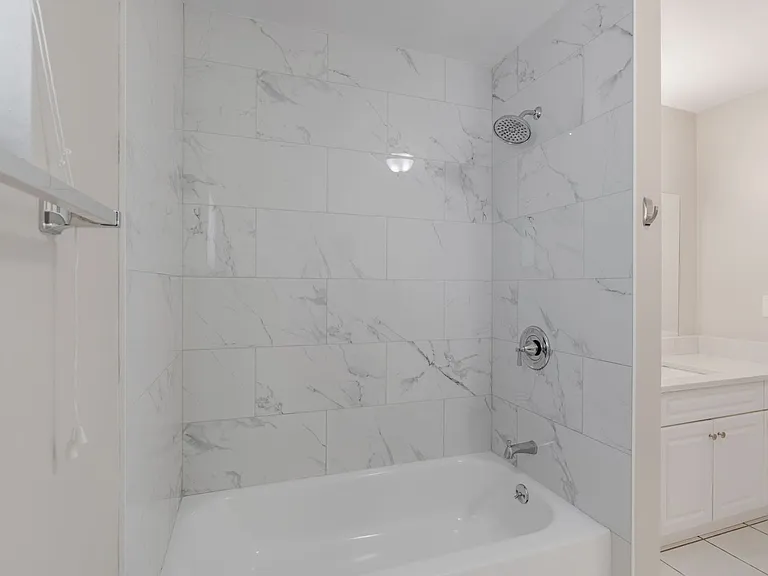 2927 SE 15th Pl #4 — Photo 4