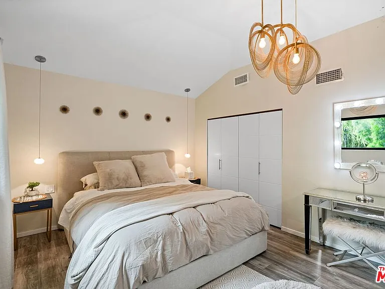 6558 Lasaine Ave — Photo 32
