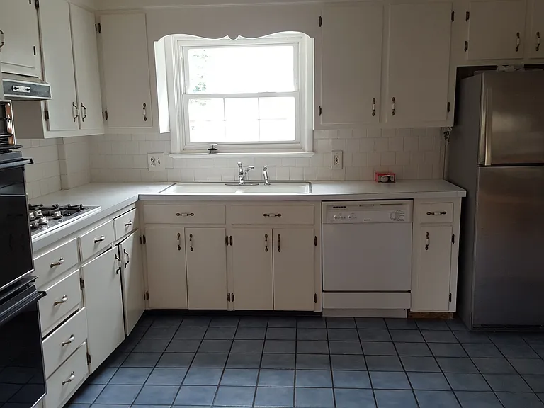 2381 Cranston St — Photo 8