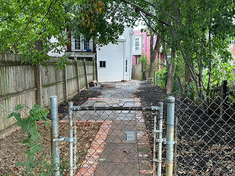 207 W 5th St #B — Photo 25