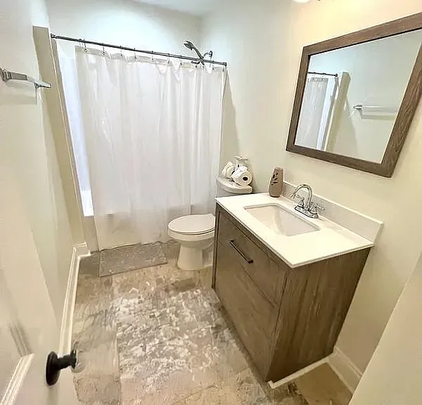 Second full bathroom with shower/tub combo