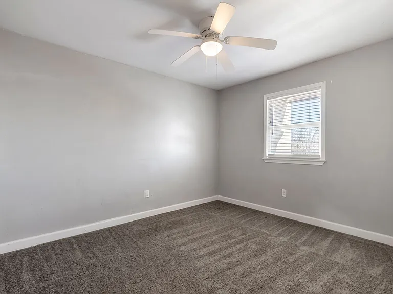 Crossroads Villa Apartments — Photo 3