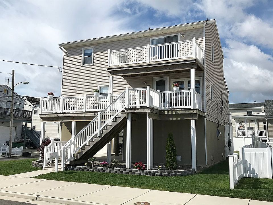 2nd image of 204 3rd St