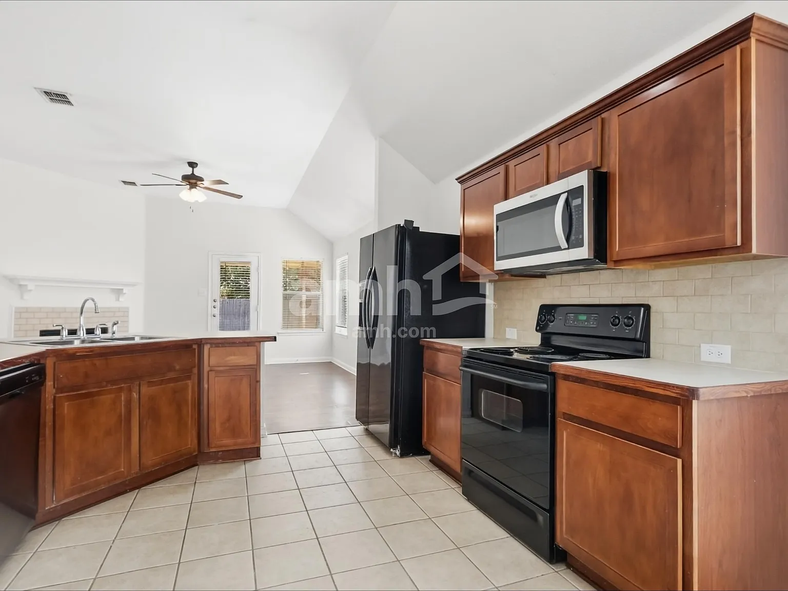 4 bed, 2.0 bath, 1904 sqft, $2,060 — Photo 3
