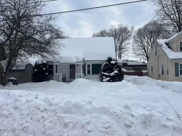 8 Oakland Dr, Gloversville, NY 12078