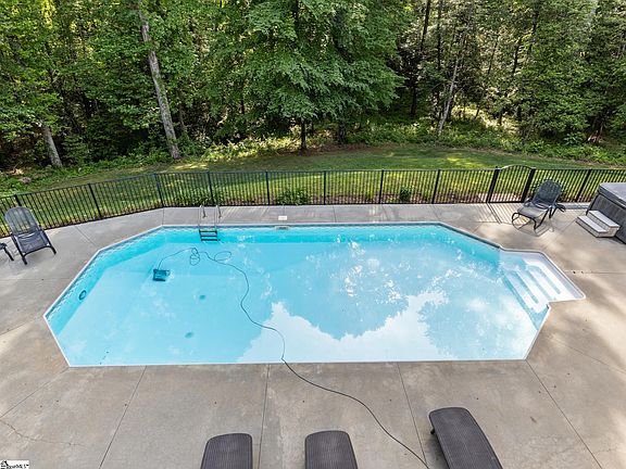 4th image of 31 Silver Knoll Ct