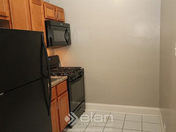 2nd image of 1301 W Argyle St APT 305