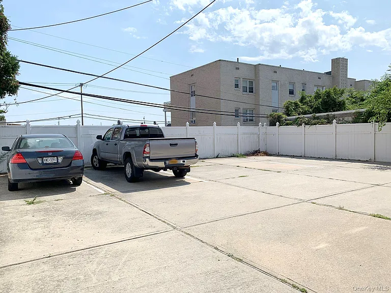 364 E Broadway #MIDDLE — Photo 14