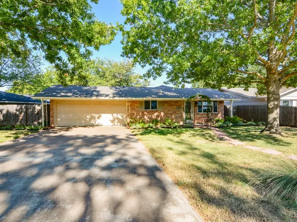1207 Lynnwood Dr, Cleburne, TX 76033