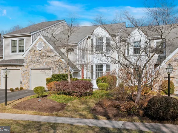 2002 Birdie Ln, Doylestown, PA 18901