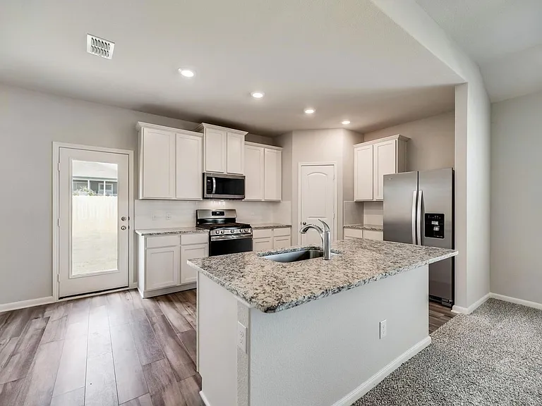 905 Calhoun Dr — Photo 3