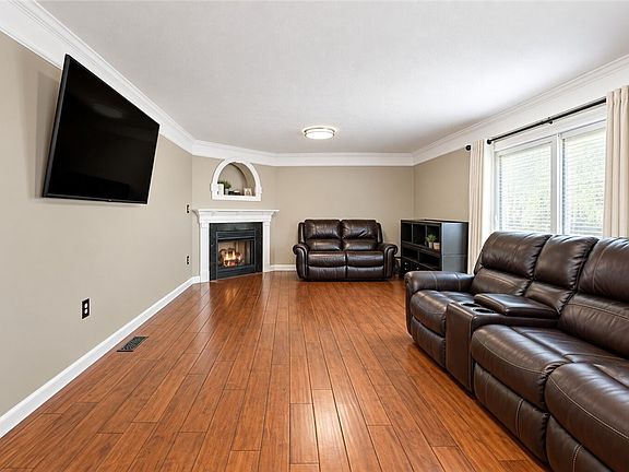 5th image of 111 Lilac Ct