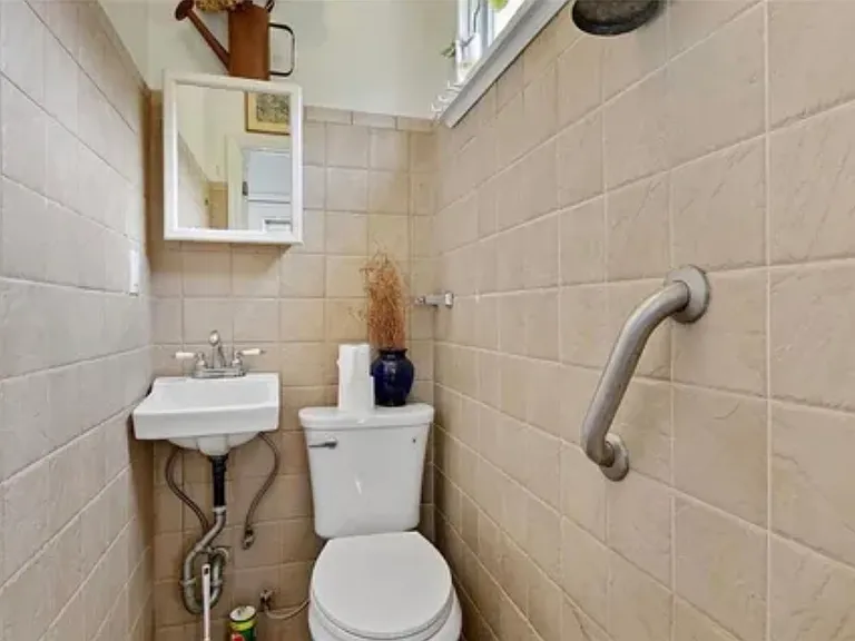 226 Castleton Ave — Photo 5