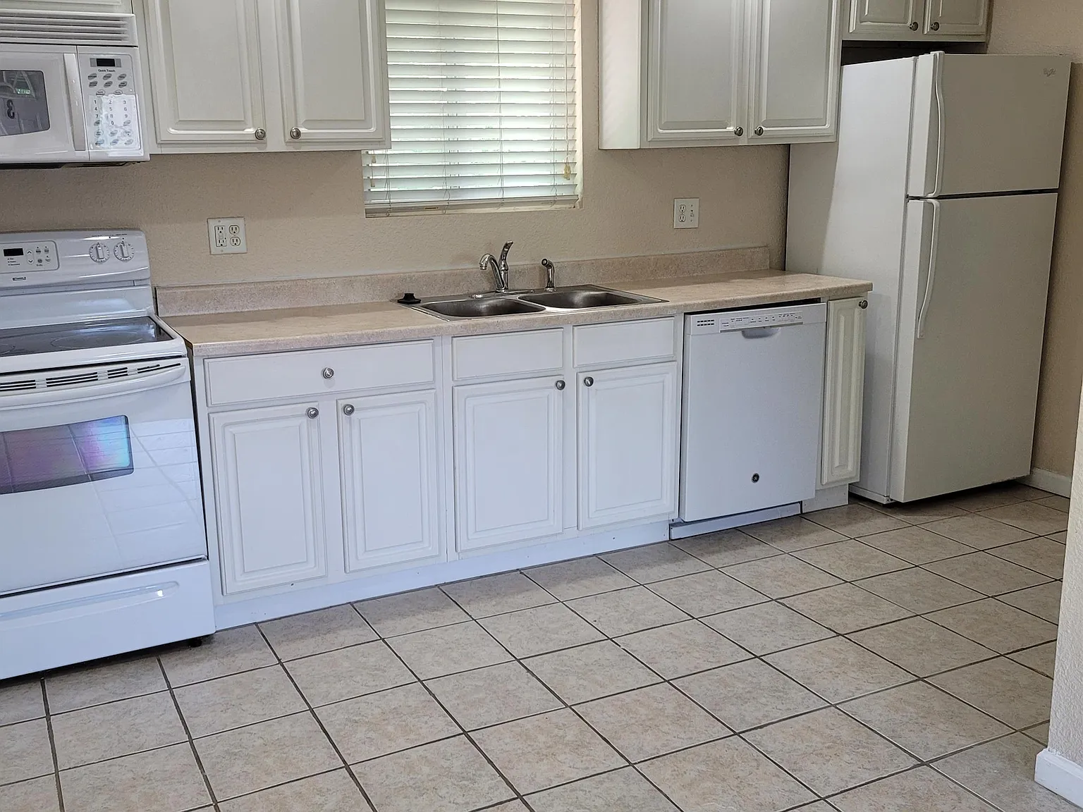 1009 Briarwood Rd - 1 — Photo 3