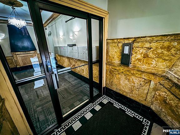 2nd image of 303 Hamilton Pl #Bas1