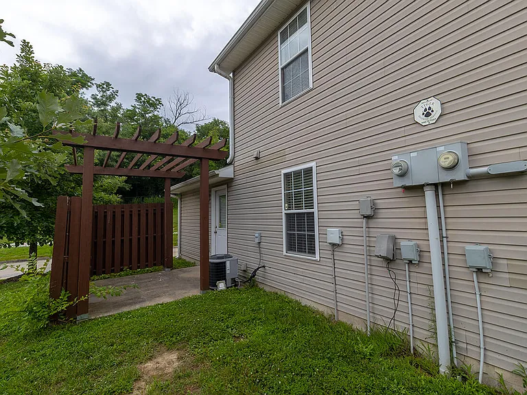 3306 E Saint Charles Rd — Photo 30
