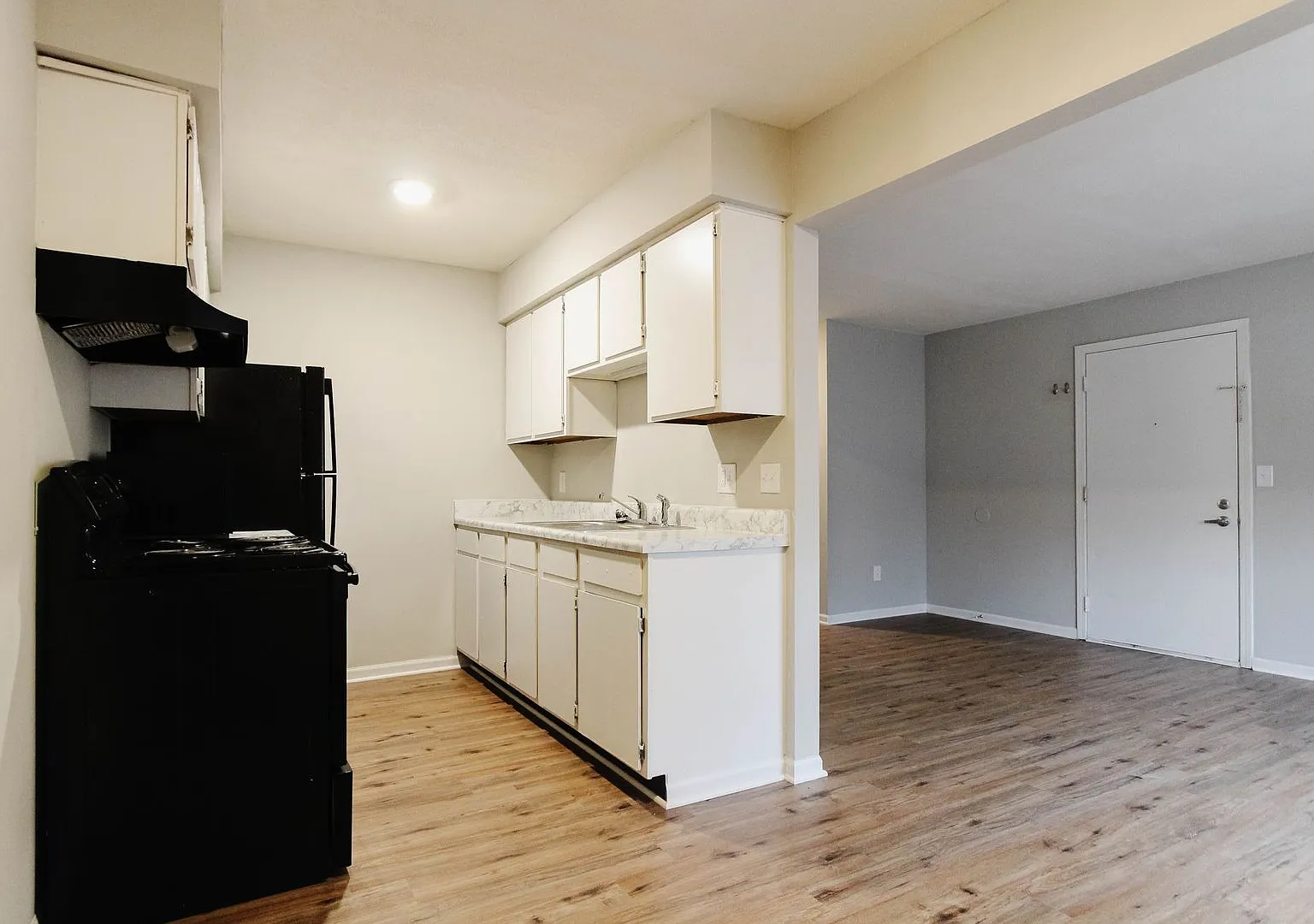 Fully Renovated 2 Bedroom Apartments! Pet Friendly! On-Site Laundry! — Photo 2