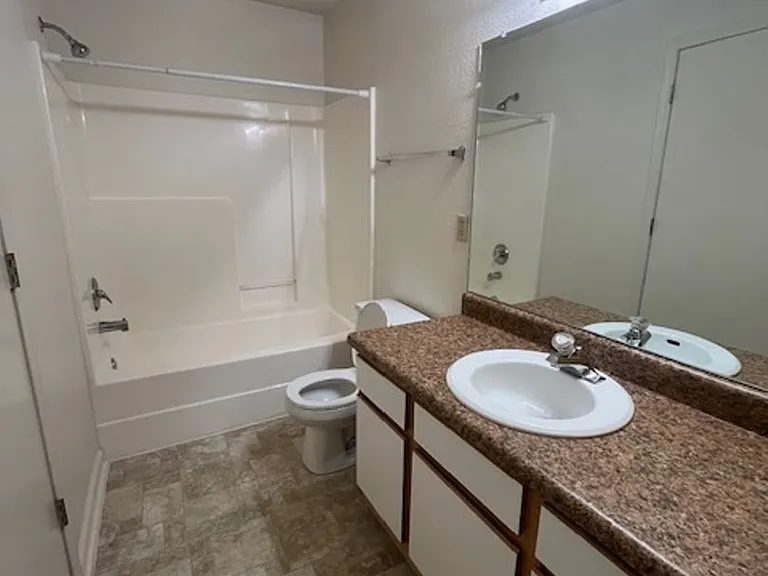 Ashley Square Apartments — Photo 40