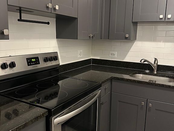 3rd image of 3825-3825 N Pine Grove Ave #319
