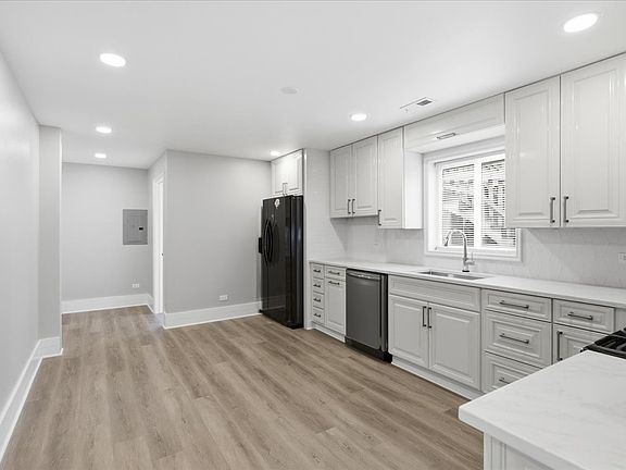 3rd image of 2939 N Hamlin Ave