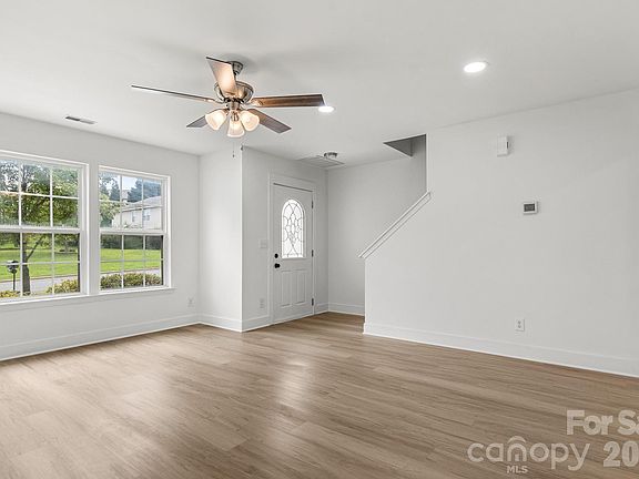 3rd image of 223 Newport Dr