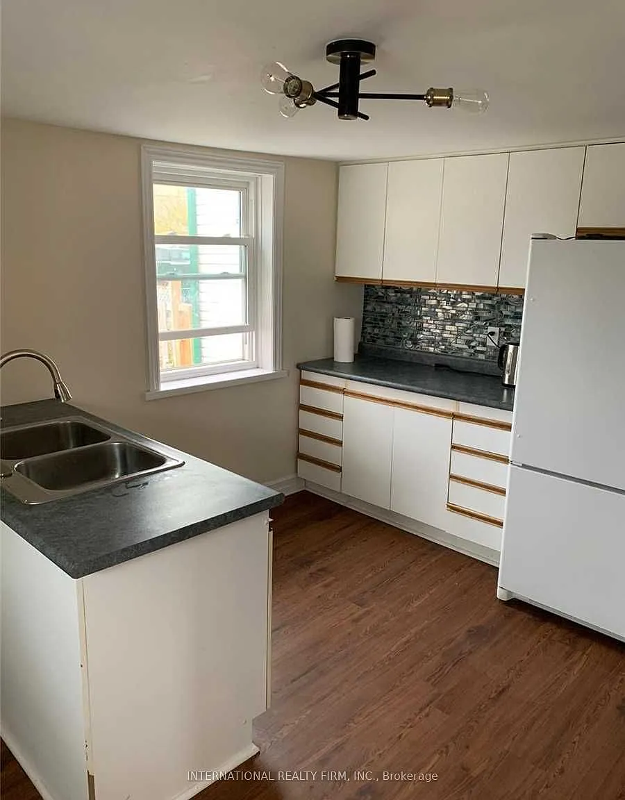 3 bed, $2,100 — Photo 2