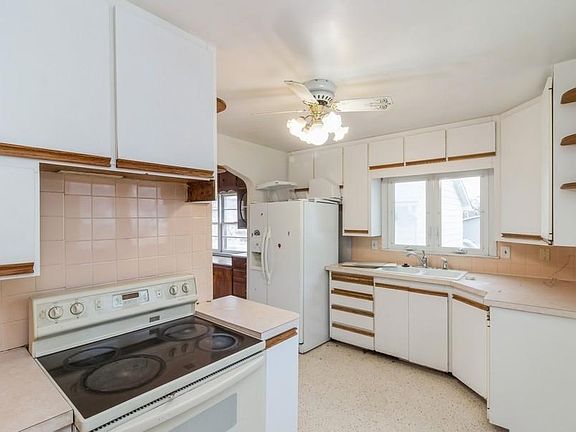 4th image of 2137 Indianola Ave