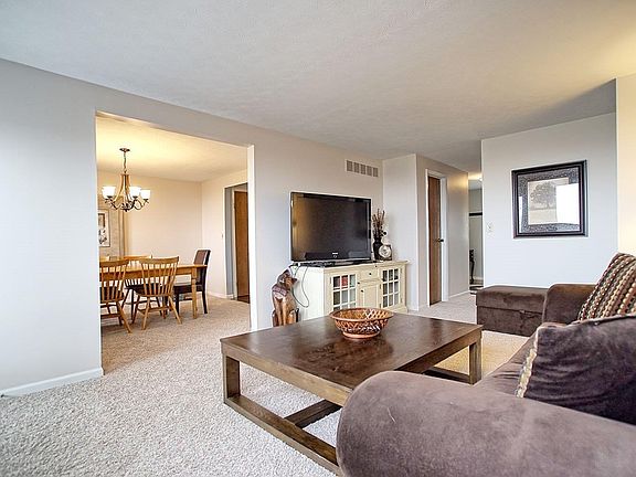 4th image of 101 Fox Hollow Ct