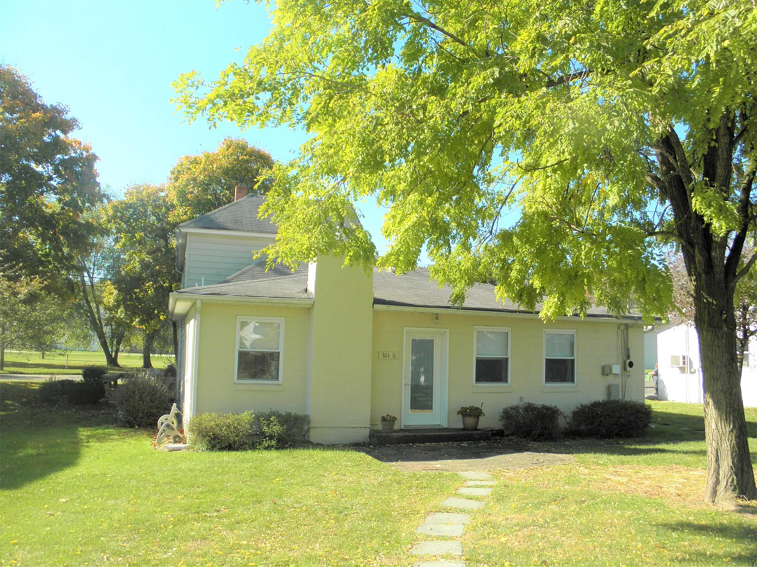 304 1/2 W Union St - 01 — Photo 1