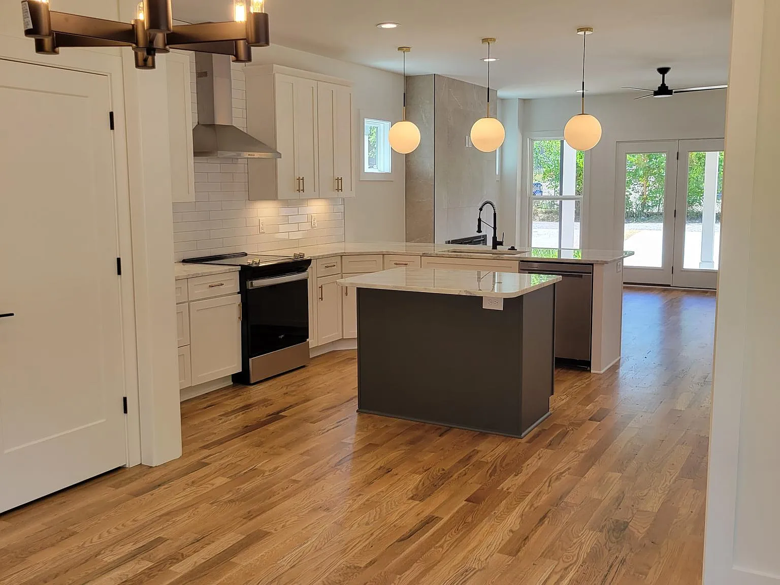 3 bed, 2.5 bath, 1708 sqft, $2,900 — Photo 2
