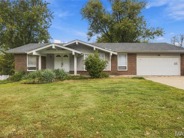 1135 Grand Prix Dr, Saint Charles, MO 63303