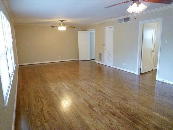Crown molding! Corner unit! Clean move-in condition. Available for immediate occupancy!