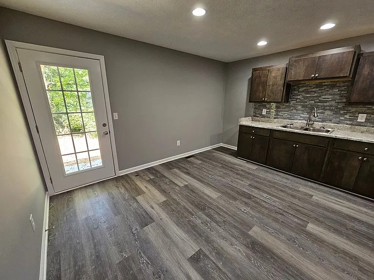 428 W Waggoner St — Photo 4