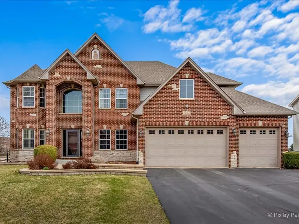 647 Bennett Dr, North Aurora, IL 60542