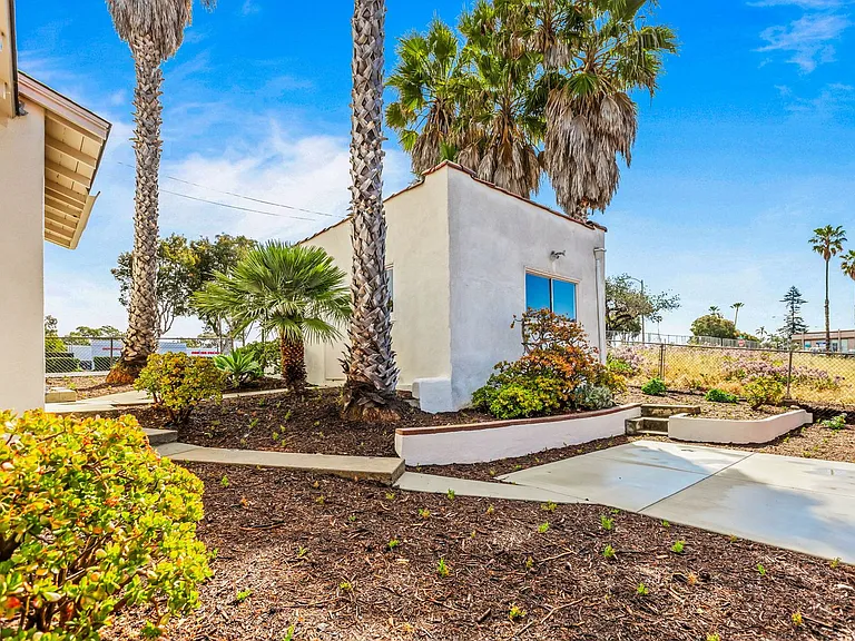 915 Civic Center Dr — Photo 25