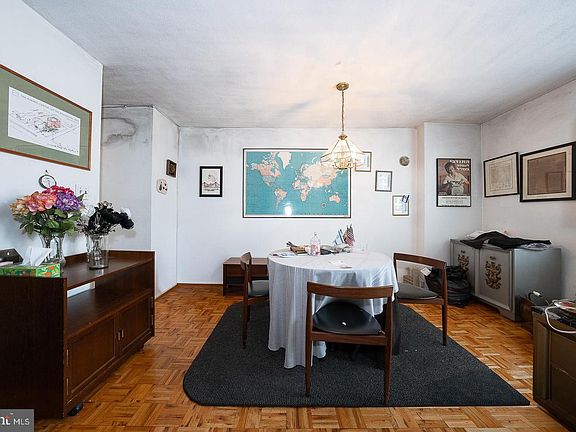 5th image of 1919 Chestnut St APT 1824