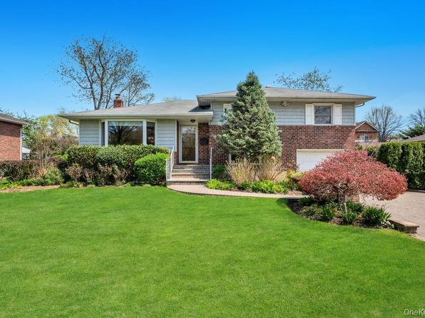 98 Larch Drive, Manhasset Hills, NY 11040