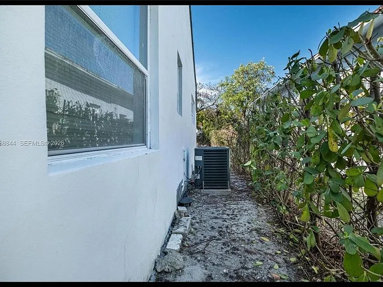 529 NW 42nd St — Photo 16
