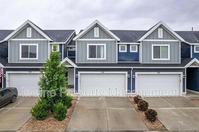 3 bed, 2.5 bath, 2326 sqft, $2,200 — Photo 1