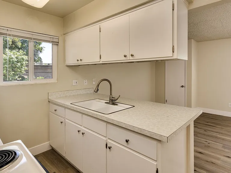 1500 Sheridan Ave — Photo 4