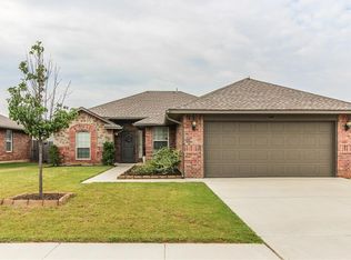 504 SW 44th St, Moore, OK 73160