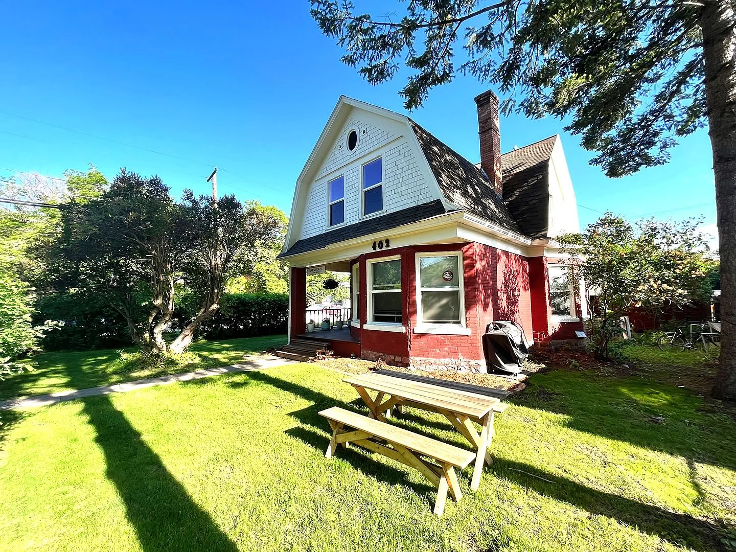 Top Floor Newly Renovated 2 Bedroom in Amazing Location! — Photo 2