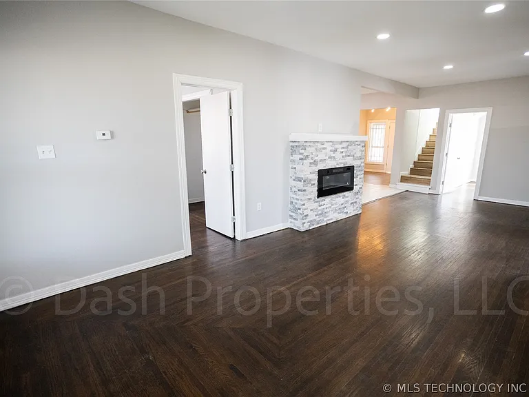 2604 E 7th St S — Photo 9